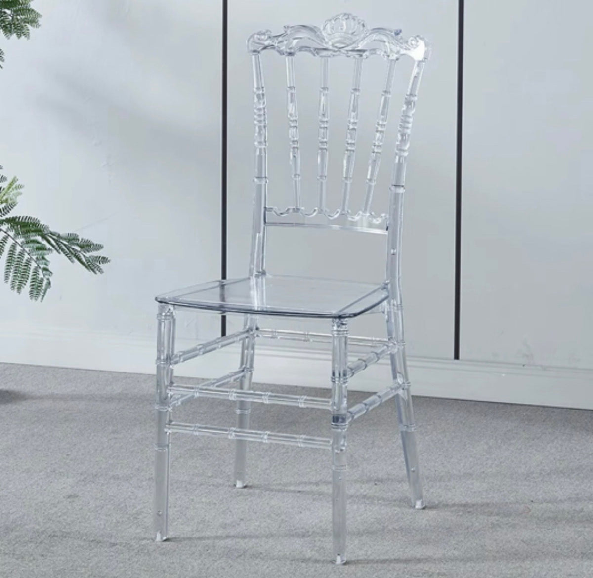 Chaise Napoléon transparente – 2,50 € TTC / chaise